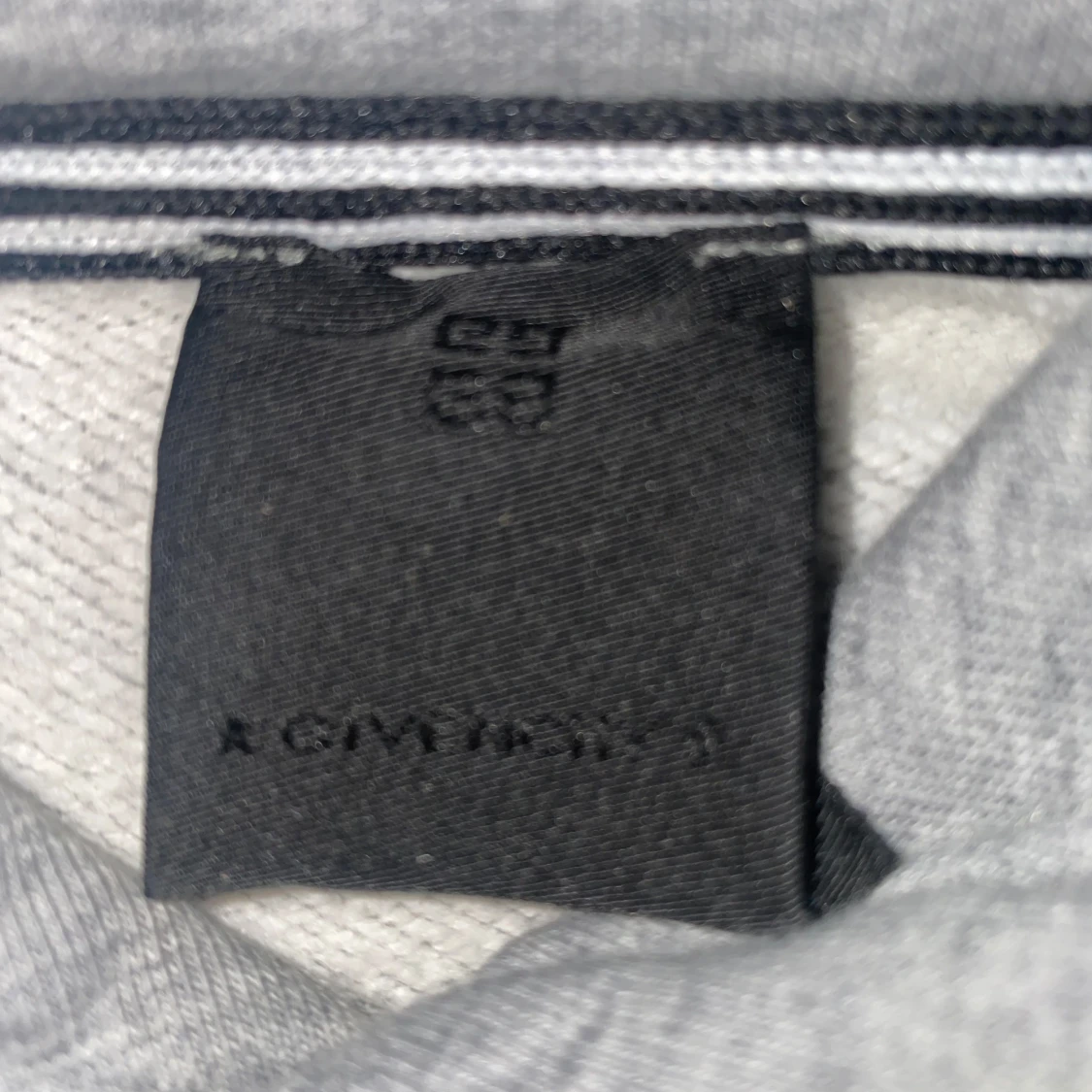 Grå Givenchy hoodie med svart print - 2