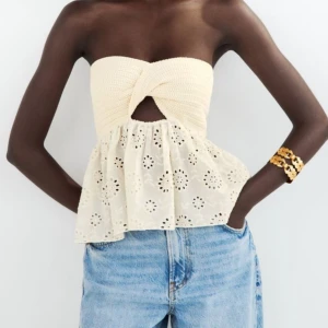 Beige tubtopp med broderad volang Zara - Supersöt beige tubtopp från Zara. Jag säljer min fina topp från zara som är helt ny utan prislapp!! Aldrig använd då den var för liten!! Jättefin skommartopp!!✨storlek XS!!