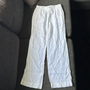 Vita linnebyxor med snörning från Cubus storlek xs - Luftiga vita linnebyxor från Cubus i storlek XS. Byxorna har elastisk midja med snörning och raka, lite vidare ben. De är som nya då de knappt är använda.