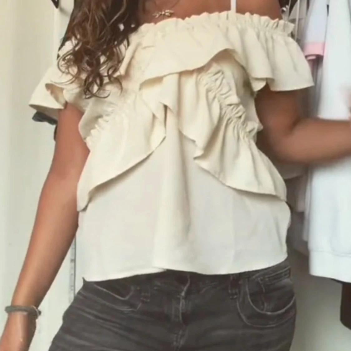 Beige volangblus med offshoulder - 1