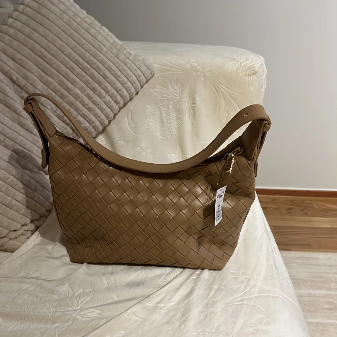 Beige axelväska i flätat skinn