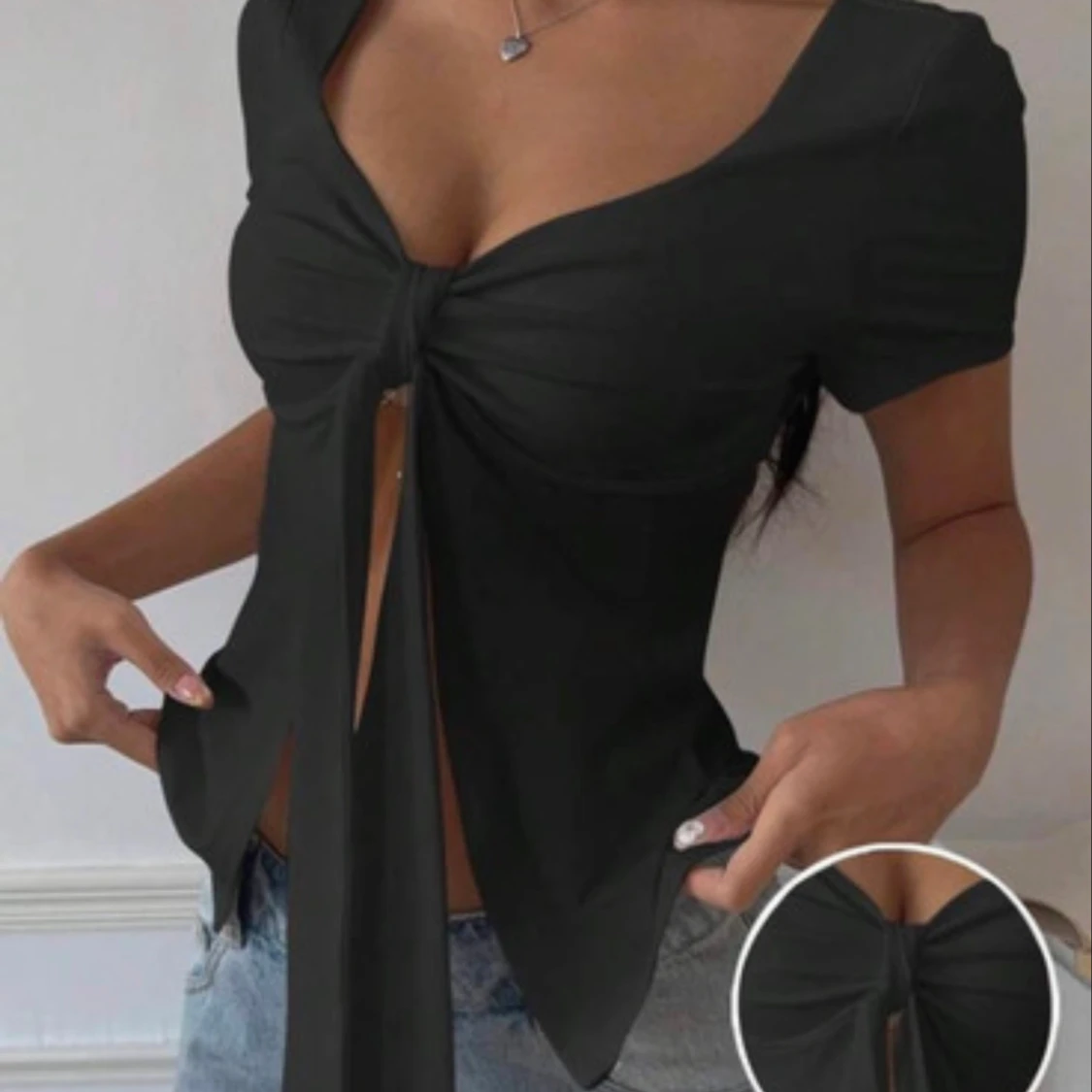 Svart topp med knyt och djup urringning - 1