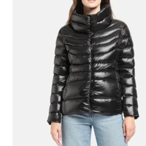 Colmar jacka - Hög krage liknande Herno jackor. Jätte bra till vintern har haft den i 2 vintrar men den är en aning för liten för mig. I nyskick! Sällsynt modell och säljs inte. Storlek 32-34. Nypris cirka 5-6 tusen därmed säljer för 3000 inga deffekter!