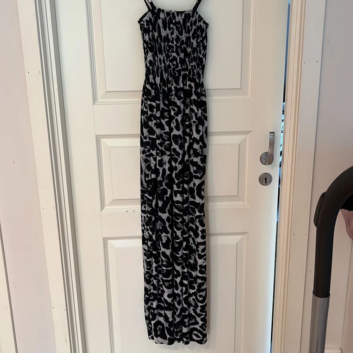 Svartvit leopardmönstrad långklänning  HUAME