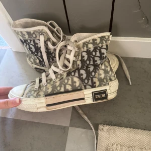 Sneakers  - Skit snygga, har lagats (se sista bilden) men annars bra skick, men de är använda men har mer att ge 