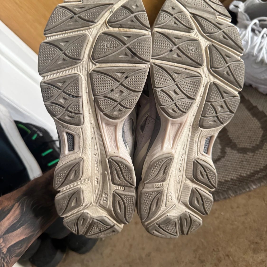 Gråvita Asics sneakers med mesh - 4