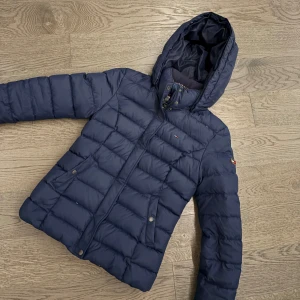 Mörkblå jacka från Tommy Hilfiger  - Jätte snygg jacka, perfekt nu till hösten / vintern🫧 -pris kan diskuteras 