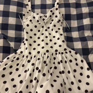 Vit prickig klänning - Supersöt vit kortklänning med puffkjol från zara🥰 använd 1 gång och storlek s