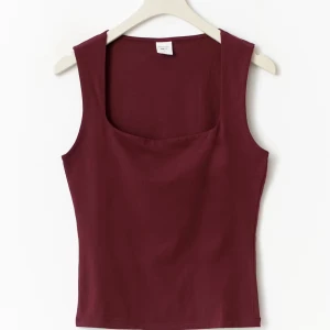 Vinröd linnetopp med fyrkantig ringning - Säljer en vinröd linnetopp med breda axelband och snygg fyrkantig ringning. Toppen är figurnära och har en enkel, stilren design som passar perfekt till jeans eller kjol. Materialet känns mjukt och stretchigt. Är ifrån Gina tricot, köpte fel storlek så har bara testat den hemma 🥰 skriv gärna vid fler frågor eller vid diskution om pris 🥰🥰