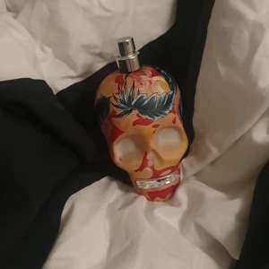 Police To Be Exotic Jungle for Her. 🌺🪸 - Har inte kvar kartongen.  Doftfamilj: Fruktig-blommig  Doftnoter:  Toppnoter: Svartvinbär, mango, citron  Hjärtnoter: Apelsinblomma, gardenia, pion  Basnoter: Vanilj, patchouli, mysk