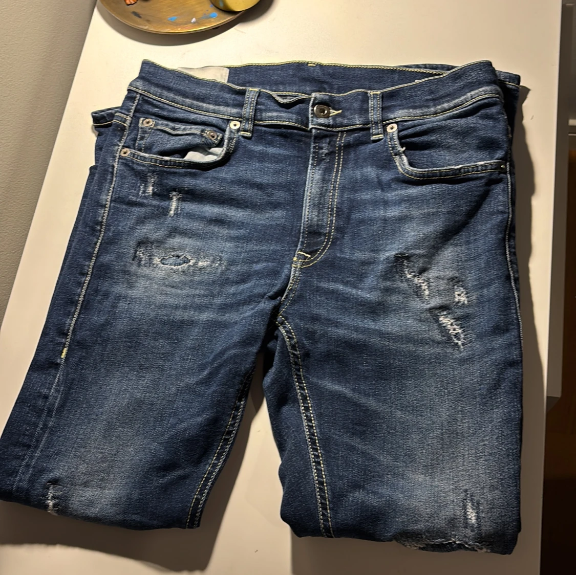 Blå jeans med slitningar från dondup