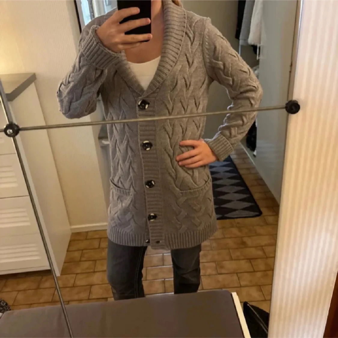 Grå lång kofta med knappar - 2