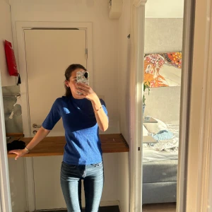 Blå stickad tröja med kort ärm - Snygg blå stickad tröja med korta ärmar. Den är glittrig. Sparsamt använd xs/s