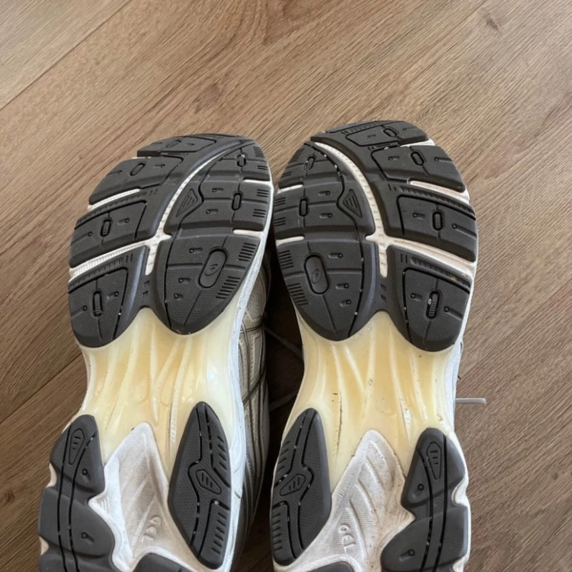 Vita sneakers från Asics - 3