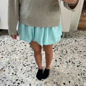 Ljusblå kjol ZARA - Supersöt ljusblå kortkjol och är färg till sommaren!