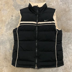 Nike väst  - SJUK Nike väst som går att vända ut och in M och passar mig som är 170 enkel att styla och riktigt stilren. Skriv vid frågor eller bud vid snabb affär 