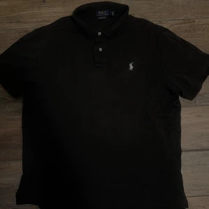 Svart pikétröja från Polo Ralph Lauren - Muskel fitted piké från Ralph lauren.