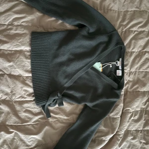 Mörkgrön omlottkofta - Helt ny oanvänd stickad tröja från Gina Tricot med lappen kvar! •Storlek 134/140 men passar er som bär större storlekar också då den är väldigt stretchig. (Jag själv är 165 cm och bär Xs/S och passar mig perfekt som en lite croppad modell) • Köpt för 299 kr💞