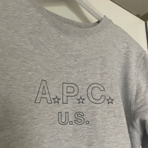 A.P.C. Crewneck - Snygg grå crewneck från APC, storlek XL. Bra skick, inga defekter. Kontakta mig om du funderar över något! Pris kan diskuteras.
