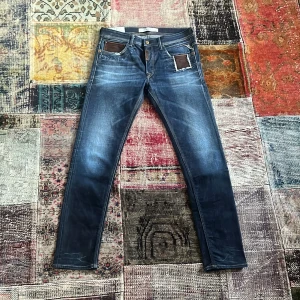 Replay Maestro denim jeans - Säljer nu mina helt klart snyggaste jeans då dem tyvärr blivit för små. Dem är i nyskick och har både en en väldigt snygg tvätt och design. Str 32. Pris 799. Bara att skriva vid minsta fundering!