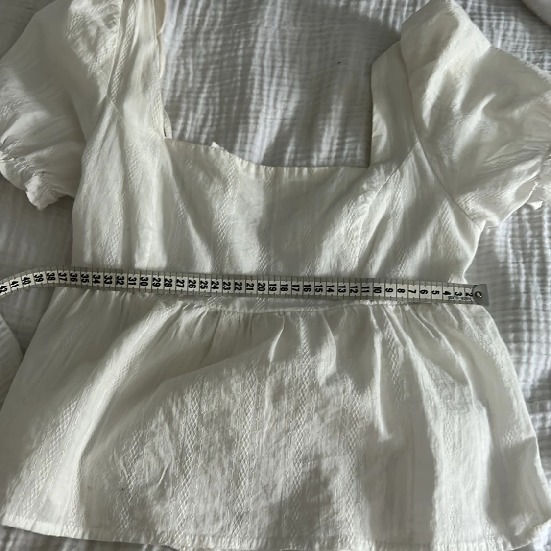 Vit blus med puffärm och knyt i ryggen - 3