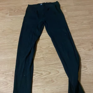 Svarta leggings i bomull - Svarta leggings i mjukt bomullsmaterial med elastisk midja. Perfekta för en chill och bekväm stil, passar till allt och är lätta att matcha med andra plagg. Enkel och stilren design utan detaljer.