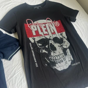 Philipp Plein T-Shirt - Riktigt flashig t-shirt från Philipp Plein. Den här t-shirten vänder huvuden när du är ute på stan. ✨Storlek: S, Passform: Slim-fit ✨ Tryck på ”Köp nu” knappen så är den här t-shirten påväg till dig inom 24h 🎉