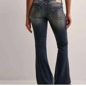 True religion jeans - Säljer dessa snygga jeans från true religion. Dem är i väldigt bra skick. Är 1,60 lite långa på mig så är man lite längre passar de nog mycket bra. Skriv vid fler bilder eller frågor!