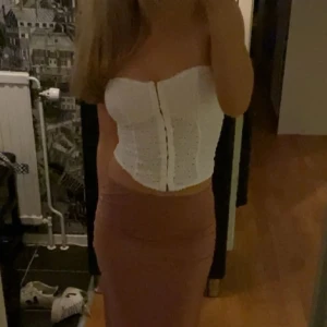 Lång rosa kjol med slim passform - Jättefin Vit korsett från H&M i storlek Xs-S. Pris 120 kr! 🤍🫶