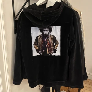 Svart sammetshoodie Limitato  - Svart hoodie i mjuk sammet från Limitato, storlek S. Kontakta mig gärna vid frågor eller funderingar. 