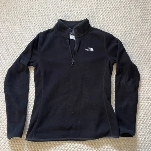 The North Face fleece - En svart gosig fleece ifrån The North face, helt oanvänd, nyskick! Nypris: ca 600-700🩷