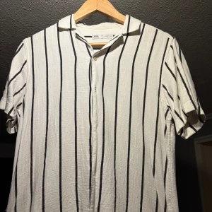 Vit och svart randig skjorta från Zara - Skjorta från Zara i storlek S