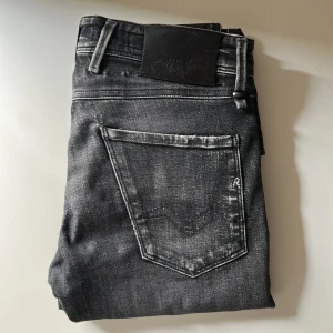 Replay anbass jeans med slitningar - Slim fit Anbass från Replay i mörk tvätt med snygga slitningar. Sitter grymt bra och ger en modern look. W28L32 Skick: 8/10 Pris kan diskuteras 📦 Skickas eller möts upp