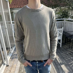 Ljus grön tröja  - Snygg ljus grön tröja som passar bra till vardags. Är öppen för förhandling av pris vid snabb affär. Skriv för fler bilder eller frågor, det finns lite tecken på användning vid ärmarna inget man tänker på dock. 