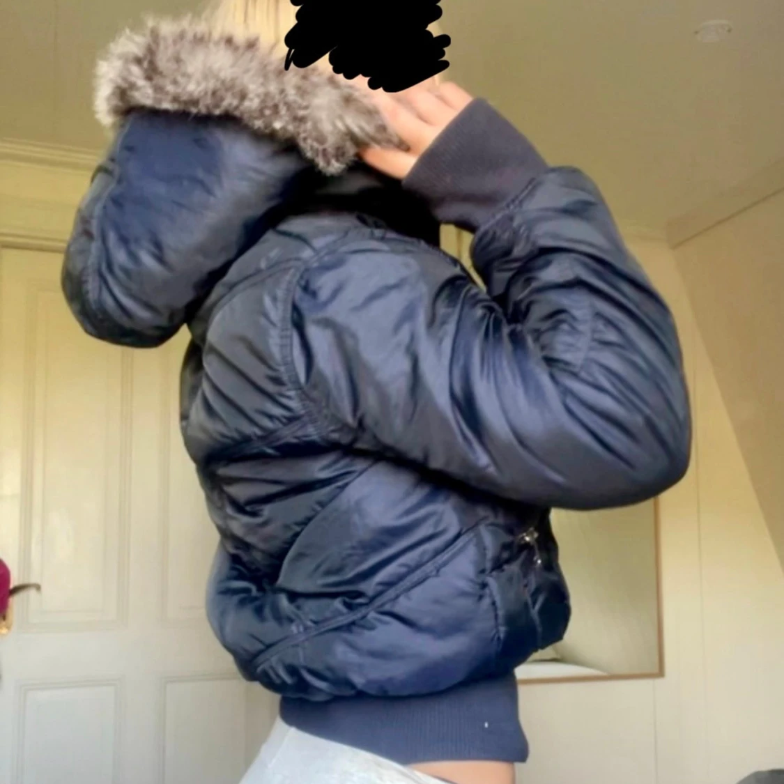 Mörkblå pufferjacka med fuskpäls - 1