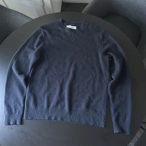 Mörkblå stickad tröja från Samsøe Samsøe - Mörkblå stickad tröja från Samsøe Samsøe jävligt najs å skön i ull, size m inte krymt i tvätten och väldigt skick. Nypris 1100 mitt pris 450 går att pruta. Först till kvarn. Vid frågor tveka inte, skriv!