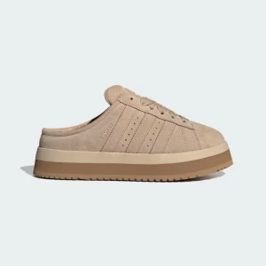 Beige adidas campus00s winter low - Snygga slip-on sneakers från adidas. Skon har plattformssula i gummi och snörning framtill. Insidan är mjukt fodrad. Säljer då de är lite för stora för mig. Nästan helt slutsålda på hemsidan därför kollar jag här om någon är intresserad 🤍nypris 1549