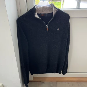 Mörkgrå stickad tröja Morris half zip - Snygg mörkgrå stickad tröja från Morris i mycket bra skick! Size L men passar mer M/S. Nypris runt 2000kr, pris 449kr, mvh 