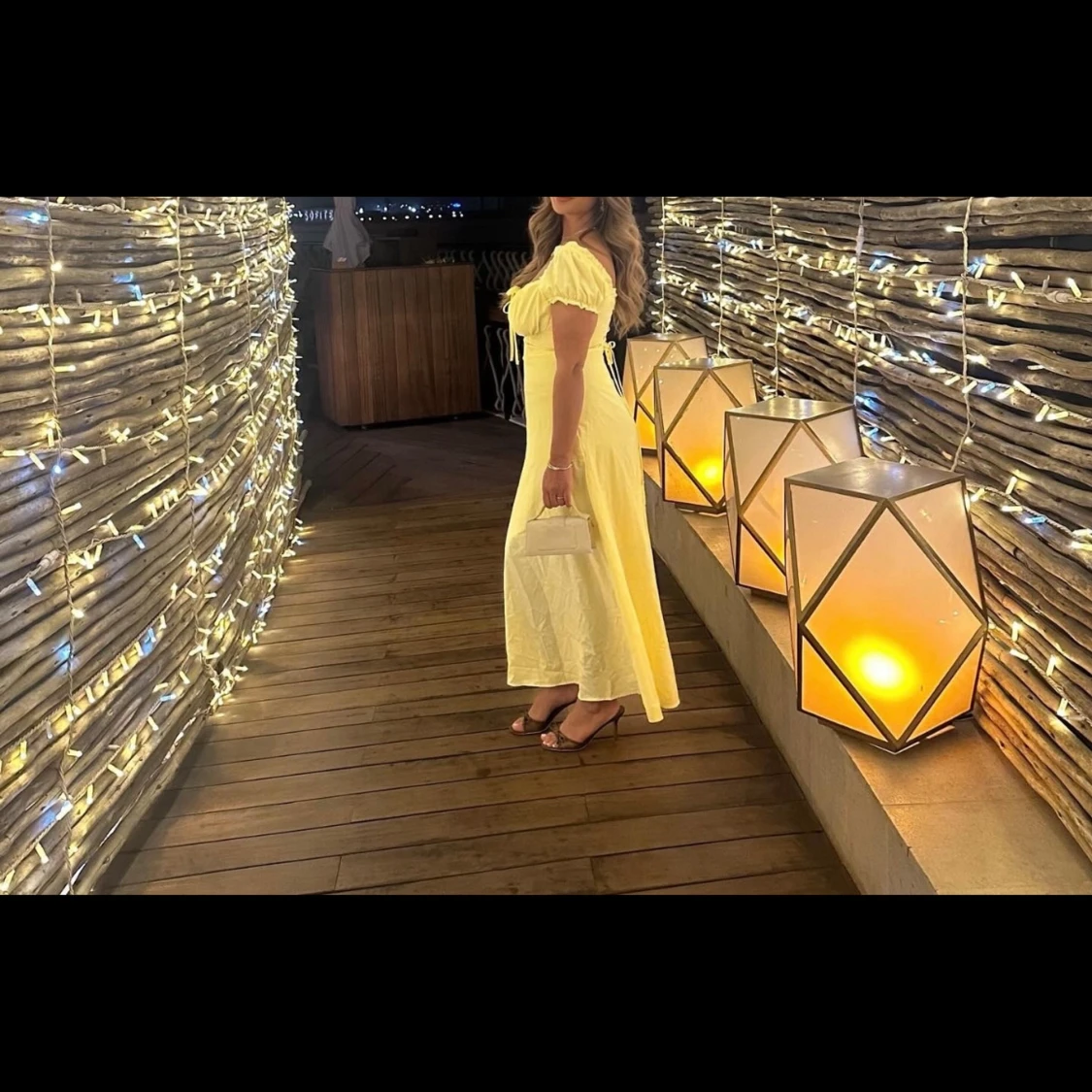 Ljusgul långklänning med puffärm - 1