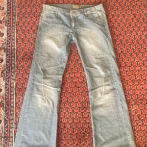 Ljusblå jeans  - Intressekoll på mina sjukt snygga jeans från Crown i storlek 30 32. Inga fickor där bak och det ser så snyggt ut, kan mötas upp i Stockholm💕 midjemått 41cm, innerbenslängd 77cm