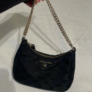 Micheal kors väska - Väskan har använts men inte defekter på nåt sätt. Jätte fin enkel som passar till vardagen, har även lagt upp på matchande skor. Pris kan diskuteras!