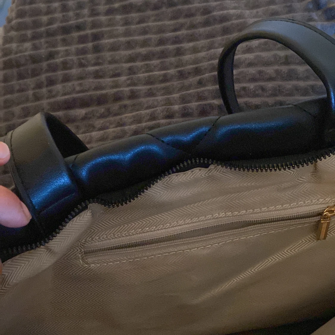 Svart quiltad axelväska i skinnimitation - 2