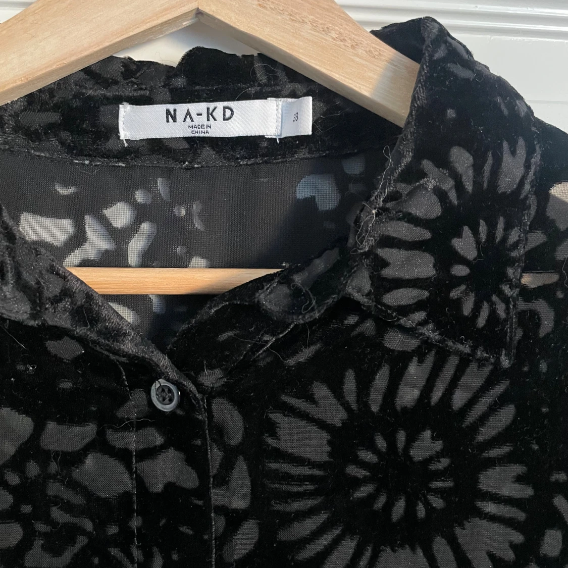 Svart sammetsskjorta från NA-KD - 1