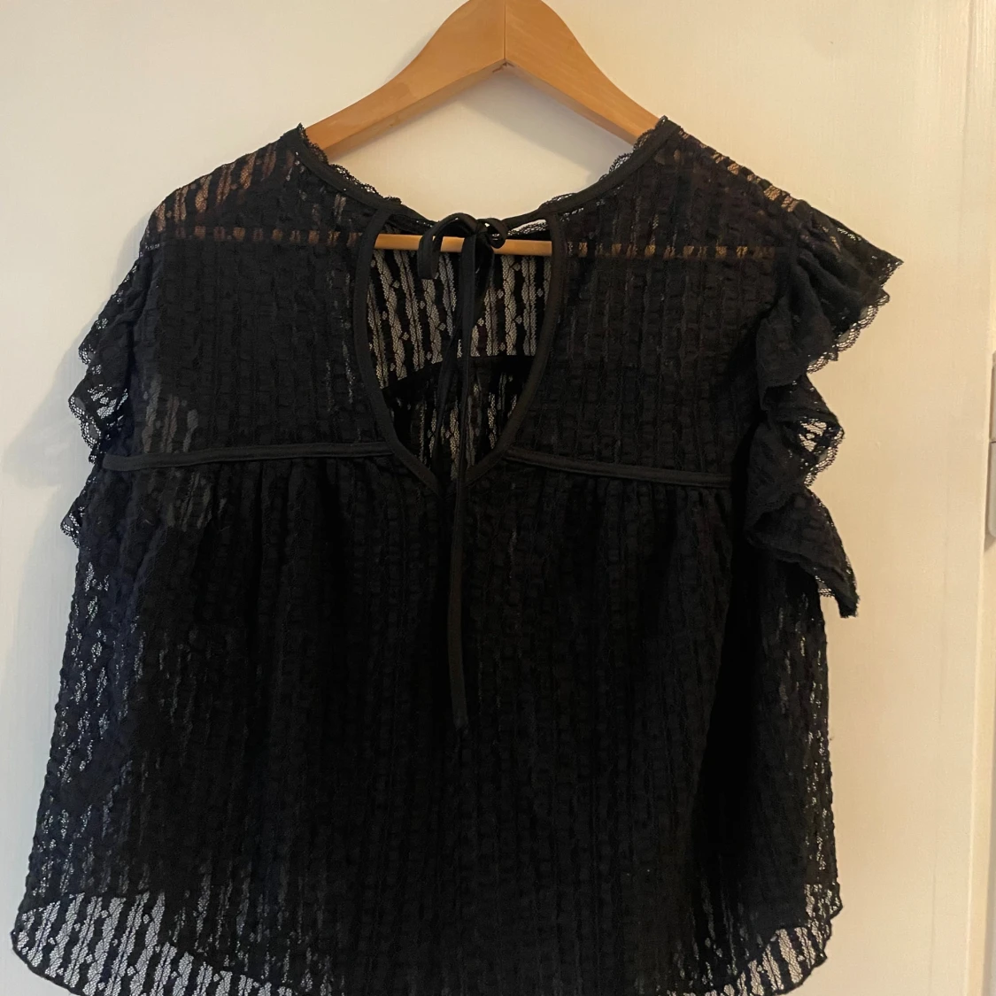 Svart spetsblus med volangdetaljer - 2