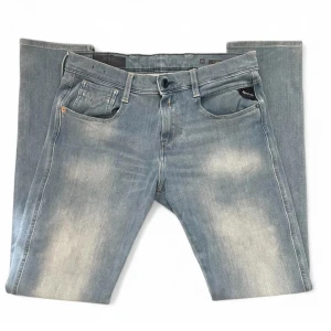 Replay jeans  - Säljer ett par ljusblå jeans från Replay med snygg fade och feta detaljer. Jeansen har Replay-logga på bakfickan. Hör av er vid frågor och funderingar!