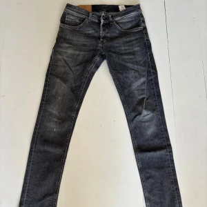 Grå skinny jeans från Dondup, stl 30 - Snygga grå jeans från George i skinny fit-modell. Jeansen har klassisk femficksdesign, smal passform och är tillverkade i stretchigt denim för extra komfort. Perfekta för dig som gillar en tajt siluett och vill ha ett par stilrena jeans till din garderob. Liten reva höger knä syns knappt.