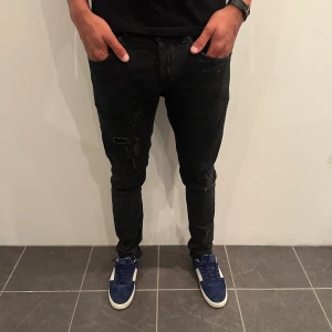 Dondup jeans - Hej, säljer nu dessa riktigt snygga Dondup jeansen i storlek 33, skicket är 9/10 och nypris runt 3500kr, modellen är George och den är destroyd från fabrik. Vid minsta lilla fundering så är det bara att höra av sig!