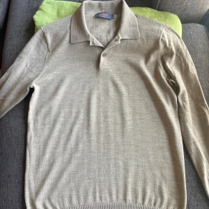 Beige merinoull pikétröja från Morris - Säljer den här ulltröjan från morris för att jag har växt ur den. Den är i storlek medium men passar snarare dig som har small eller ligger mitt emellan, den är ganska kort och tajt i passformen. 100 procent merinoull, nytvättad och helt fri från noppror. Bara att höra av dig vid frågor eller för fler bilder(: 