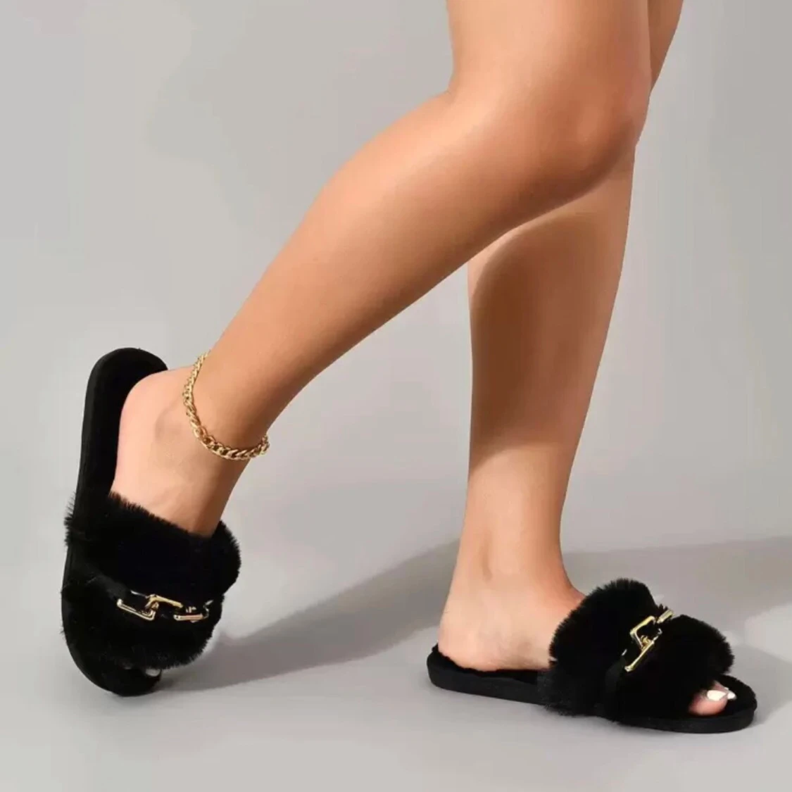 Svarta sandaler med fuskpäls och gulddetalj - 1