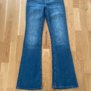 Blå bootcut jeans med utsvängda ben - Säljer ett par klassiska blå jeans med bootcut-modell. 